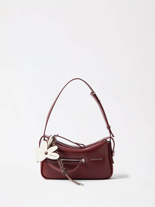 Toast-shaped mahjong bag in genuine leather with a playful rounded silhouette